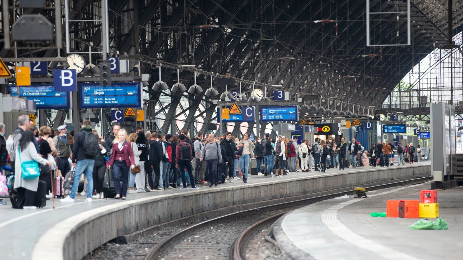 Sicherheit am Bahnsteig: Was schützt vor einem Sturz aufs Gleis?