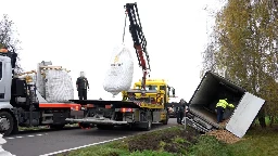 Lkw mit 22 Tonnen Kartoffeln kippt in Baumgruppe