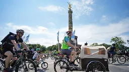 Tausende Radfahrer demonstrieren in Berlin für Radschnellwege