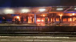 Bahn: Zug brennt in Berliner Bahnhof