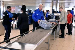 Notebook-Auspacken am Flughafen wieder Pflicht wegen Zweifeln an CT-Scannern