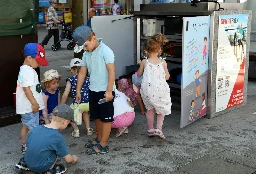 Mobile Spielbox für Klein und Groß am Martin-Luther-Platz