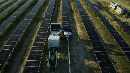 Amazons KI-Roboter Maximo baut Solarparks schneller und billiger