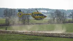 Senior rammt Motorradfahrer in Taglaching: 63-Jähriger per Heli ins Krankenhaus