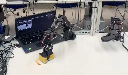 GPT-4o: Open-Source-Roboterarm entfernt verschüttete Flüssigkeit auf Anweisung