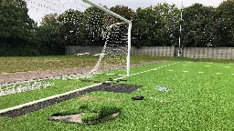 "Das ist ein Stich ins Herz!" - Neuer Fußballplatz durch Vandalismus völlig zerstört