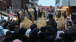 Hohe Polizeipräsenz auf Borkum: So läuft das umstrittene "Klaasohm"-Fest an - NDR live vor Ort!